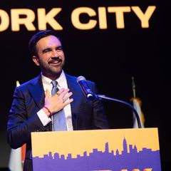 Zohran Mandami mit Anhängern seiner Partei und einem Schild "Our Time Is Now"