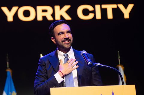 Zohran Mandami mit Anhängern seiner Partei und einem Schild "Our Time Is Now"