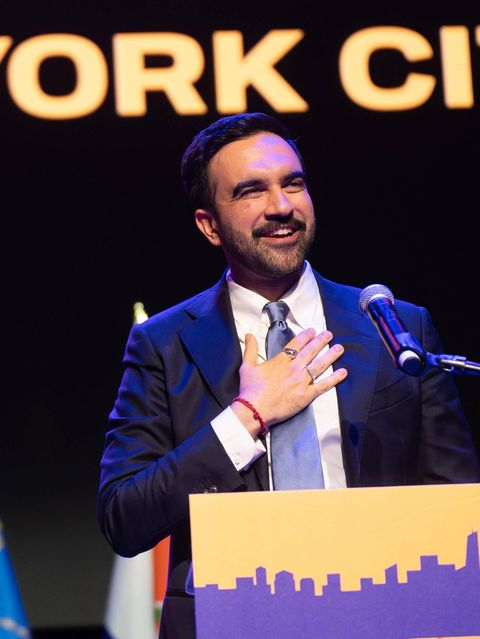 Zohran Mandami mit Anhängern seiner Partei und einem Schild "Our Time Is Now"