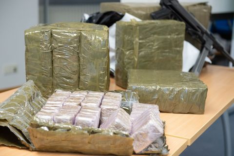 Im Kühlschrank eines mutmaßlichen Drogenschmugglers finden Zollbeamte Haschisch - getarnt als Dubai-Schokolade. (Symbolbild) Fot