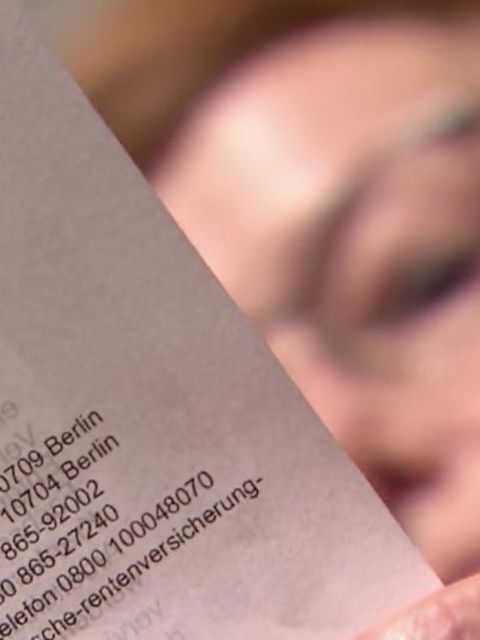 Frau schaut auf einen Brief der Deutschen Rentenversicherung