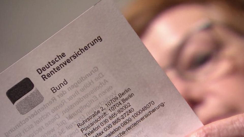 Frau schaut auf einen Brief der Deutschen Rentenversicherung