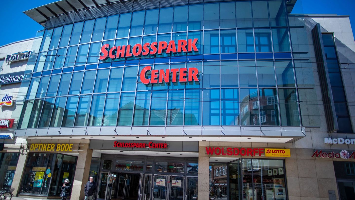 An einem Seiteneingang des Schlosspark-Centers in der Schweriner Innenstadt ist im Februar 2025 ein Jugendlicher erstochen worde