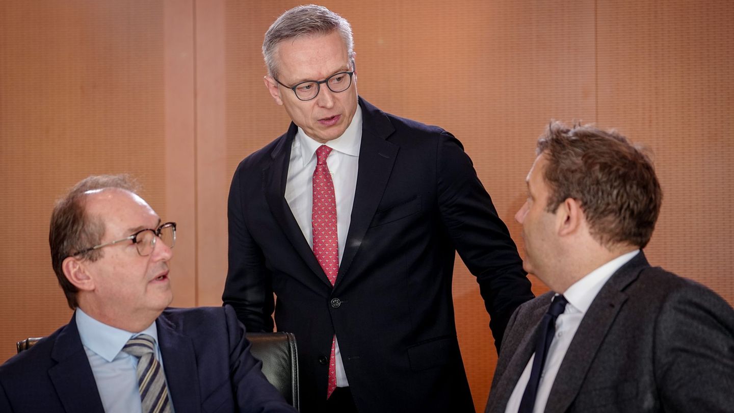 Digitalminister Karsten Wildberger (CDU, Mitte) soll die Fäden beim Thema Entbürokratisierung zusammenführen. Foto: Kay Nietfeld