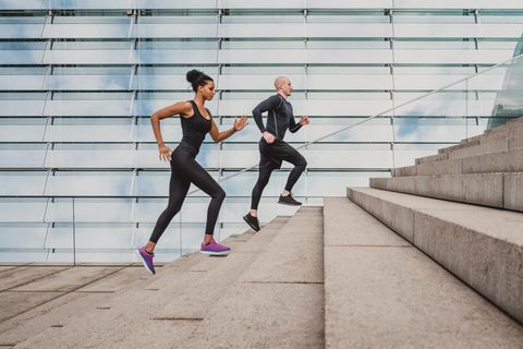Ziele erreichen Läuferin und Läufer auf Treppe
