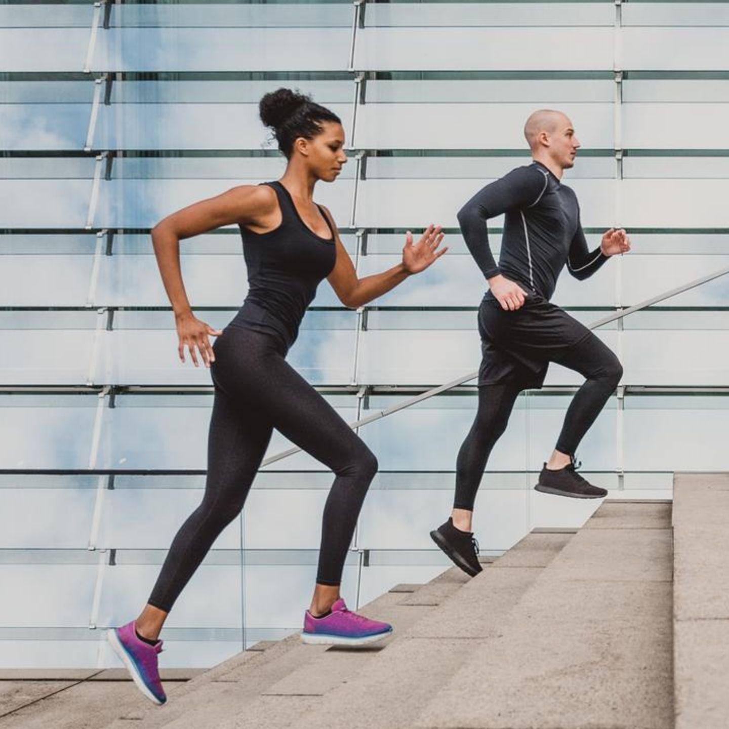 Ziele erreichen Läuferin und Läufer auf Treppe