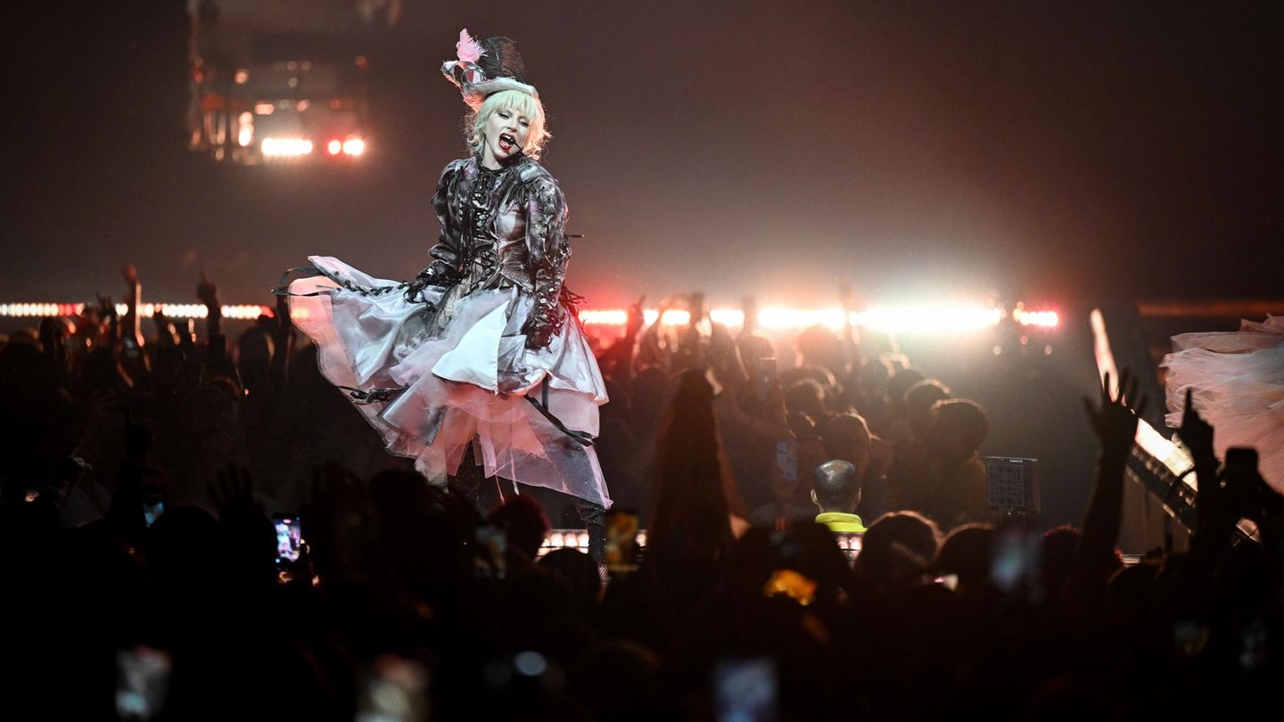 Lady Gaga performt auf der Bühne bei ihrer Mayhem Ball Tour, hier im September in London