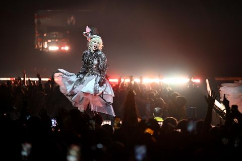 Lady Gaga performt auf der Bühne bei ihrer Mayhem Ball Tour, hier im September in London