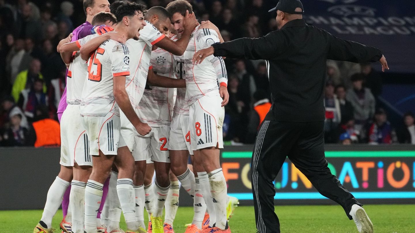 Vincent Kompany (r) stürmt auf den Rasen, um nach dem großen Sieg mit seinen Spielern im Kreis zu jubeln. Foto: Thibault Camus/A