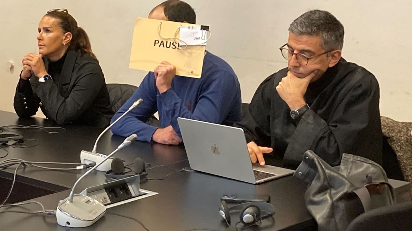 Das Landgericht Hamburg hat einen Messerangriff in einer Flüchtlingsunterkunft als versuchten Mord bewertet und den Angeklagten