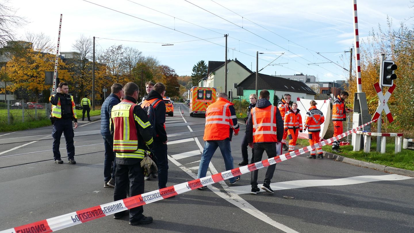 Viele Einsatzkräfte waren vor Ort. Foto: Marius Fuhrmann/dpa
