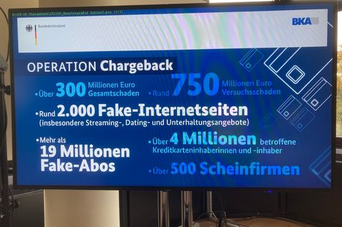 Informationen zu "Operation Chargeback" sind im Rahmen einer Pressekonferenz beim BKA auf einem Bildschirm zu sehen. Foto: Jens