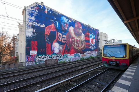 Im Zentrum der Stadt: ein riesiges NFL-Wandbild. Foto: Soeren Stache/dpa