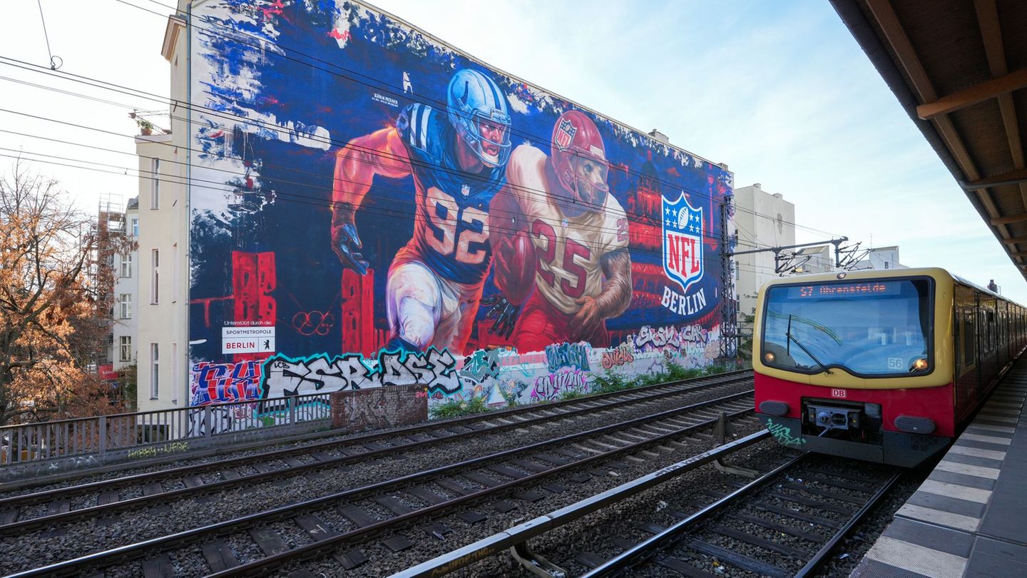 Im Zentrum der Stadt: ein riesiges NFL-Wandbild. Foto: Soeren Stache/dpa