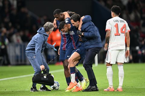 Auf Betreuer gestützt wird der am Fuß verletzte PSG-Spieler Achraf Hakimi (M) vom Platz geführt. Foto: Federico Gambarini/dpa