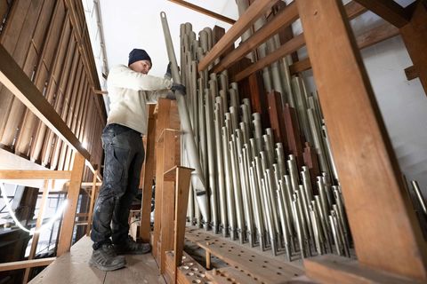 Für die Sanierung der Stadthalle Görlitz muss ein Großteil der Sauer-Orgel ausgebaut werden. Foto: Sebastian Kahnert/dpa