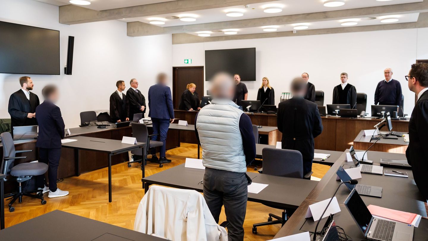 Der durch den mutmaßlichen Betrug für die Krankenkassen entstandene Schaden beläuft sich laut Anklage auf mehr als 9,8 Millionen