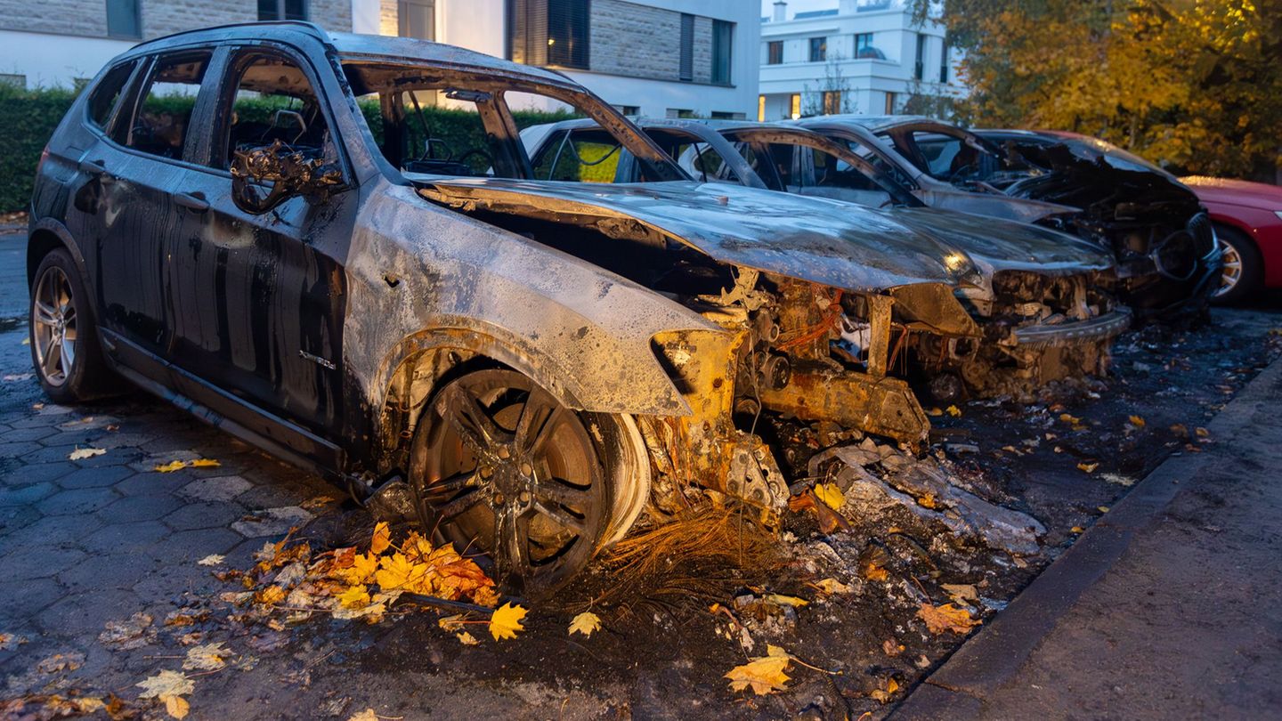 Baumanns Auto war in der Nacht zum Montag vor seinem Wohnhaus in Hamburg abgebrannt. Foto: Bodo Marks/dpa