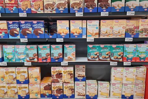 Die Backmischung Dr. Oetker Käse-Streusel enthält nur noch 370 statt 730 Gramm. Trotz halbiertem Packungsinhalt kostet sie laut Verbraucherzentrale im Handel fast das Gleiche wie vorher (3,79 Euro statt 3,99 Euro), was einer Preiserhöhung um fast 90 Prozent entspricht. Dr. Oetker verkauft die Backmischung nun mit dem Zusatz "Klassiker neu interpretiert" – und verweist in einer Stellungnahme darauf, es handle sich um ein "Neuprodukt". Dabei sind die Zutaten komplett identisch geblieben, wie ein Vergleich mit dem alten Produkt zeigt, das vergangenes Jahr aus dem Sortiment genommen wurde. Es kommt halt am Ende einfach nur weniger Kuchen dabei raus. (November 2025)