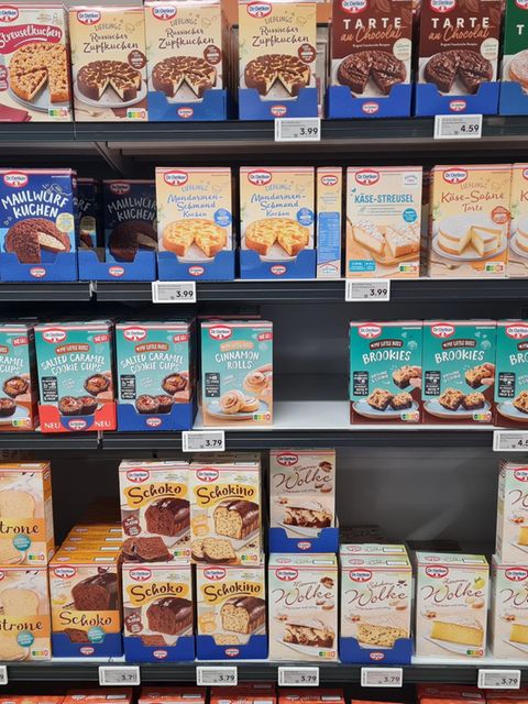 Die Backmischung Dr. Oetker Käse-Streusel enthält nur noch 370 statt 730 Gramm. Trotz halbiertem Packungsinhalt kostet sie laut Verbraucherzentrale im Handel fast das Gleiche wie vorher (3,79 Euro statt 3,99 Euro), was einer Preiserhöhung um fast 90 Prozent entspricht. Dr. Oetker verkauft die Backmischung nun mit dem Zusatz "Klassiker neu interpretiert" – und verweist in einer Stellungnahme darauf, es handle sich um ein "Neuprodukt". Dabei sind die Zutaten komplett identisch geblieben, wie ein Vergleich mit dem alten Produkt zeigt, das vergangenes Jahr aus dem Sortiment genommen wurde. Es kommt halt am Ende einfach nur weniger Kuchen dabei raus. (November 2025)