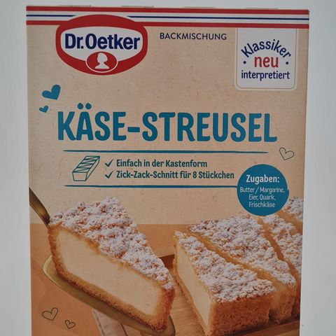 Die Backmischung Dr. Oetker Käse-Streusel enthält nur noch 370 statt 730 Gramm. Trotz halbiertem Packungsinhalt kostet sie laut Verbraucherzentrale im Handel fast das Gleiche wie vorher (3,79 Euro statt 3,99 Euro), was einer Preiserhöhung um fast 90 Prozent entspricht. Dr. Oetker verkauft die Backmischung nun mit dem Zusatz "Klassiker neu interpretiert" – und verweist in einer Stellungnahme darauf, es handle sich um ein "Neuprodukt". Dabei sind die Zutaten komplett identisch geblieben, wie ein Vergleich mit dem alten Produkt zeigt, das vergangenes Jahr aus dem Sortiment genommen wurde. Es kommt halt am Ende einfach nur weniger Kuchen dabei raus. (November 2025)