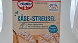 Die Backmischung Dr. Oetker Käse-Streusel enthält nur noch 370 statt 730 Gramm. Trotz halbiertem Packungsinhalt kostet sie laut Verbraucherzentrale im Handel fast das Gleiche wie vorher (3,79 Euro statt 3,99 Euro), was einer Preiserhöhung um fast 90 Prozent entspricht. Dr. Oetker verkauft die Backmischung nun mit dem Zusatz "Klassiker neu interpretiert" – und verweist in einer Stellungnahme darauf, es handle sich um ein "Neuprodukt". Dabei sind die Zutaten komplett identisch geblieben, wie ein Vergleich mit dem alten Produkt zeigt, das vergangenes Jahr aus dem Sortiment genommen wurde. Es kommt halt am Ende einfach nur weniger Kuchen dabei raus. (November 2025)