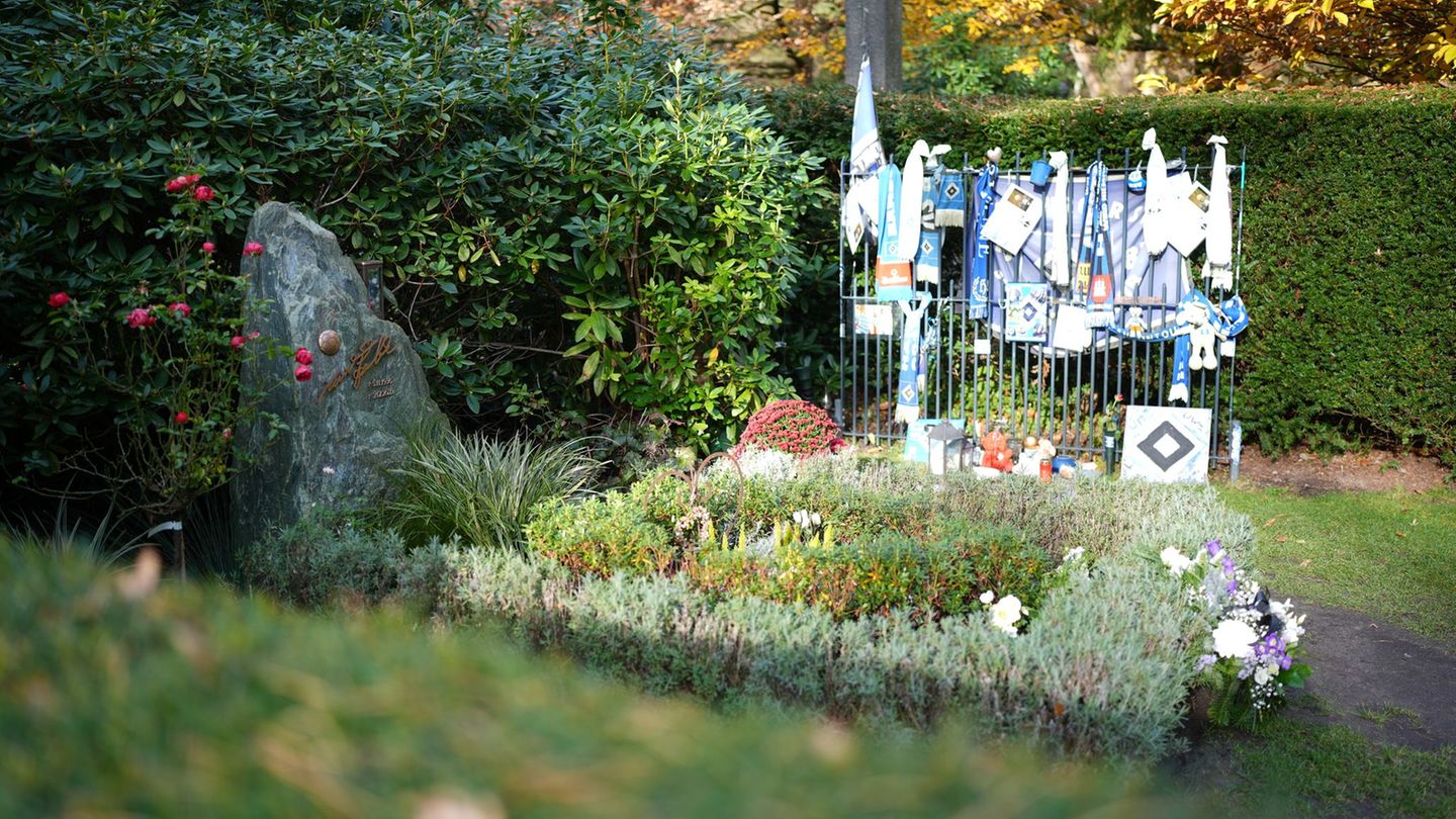 Nicht nur bei HSV-Fans unvergessen: die Grabstätte von Uwe Seeler auf dem Ohlsdorfer Friedhof in Hamburg. Foto: Marcus Brandt/dp