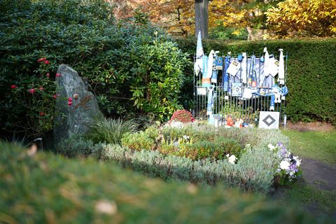 Nicht nur bei HSV-Fans unvergessen: die Grabstätte von Uwe Seeler auf dem Ohlsdorfer Friedhof in Hamburg. Foto: Marcus Brandt/dp