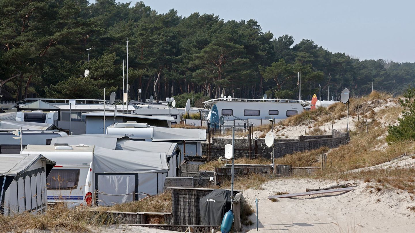 In den Dünen mit Meer- und Waldblick: der Dünencampingplatz in Prerow. (Archivbild) Foto: Bernd Wüstneck/dpa