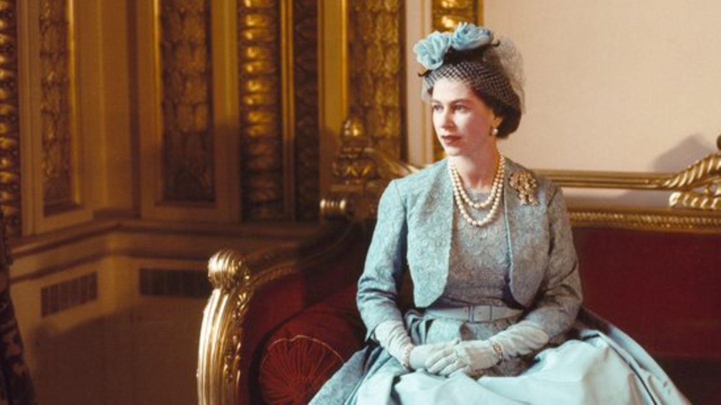 Modevermächtnis : Ausstellung präsentiert über 200 Outfits von Queen Elizabeth II.