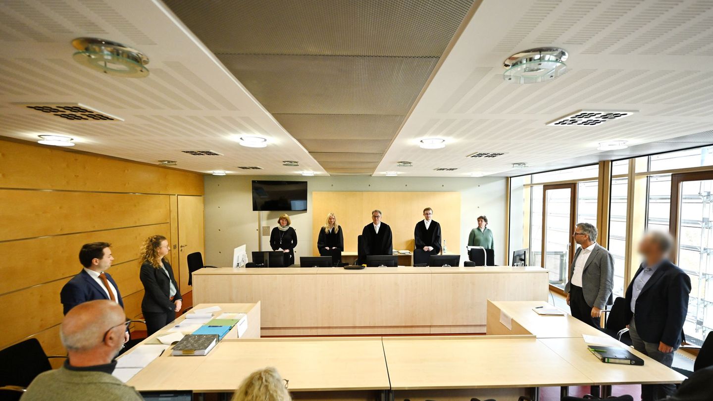 Verhandelt werden die Klagen von zwei Richtern gegen ihre Besoldung. Foto: Martin Schutt/dpa