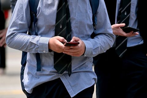 Schüler mit Smartphones