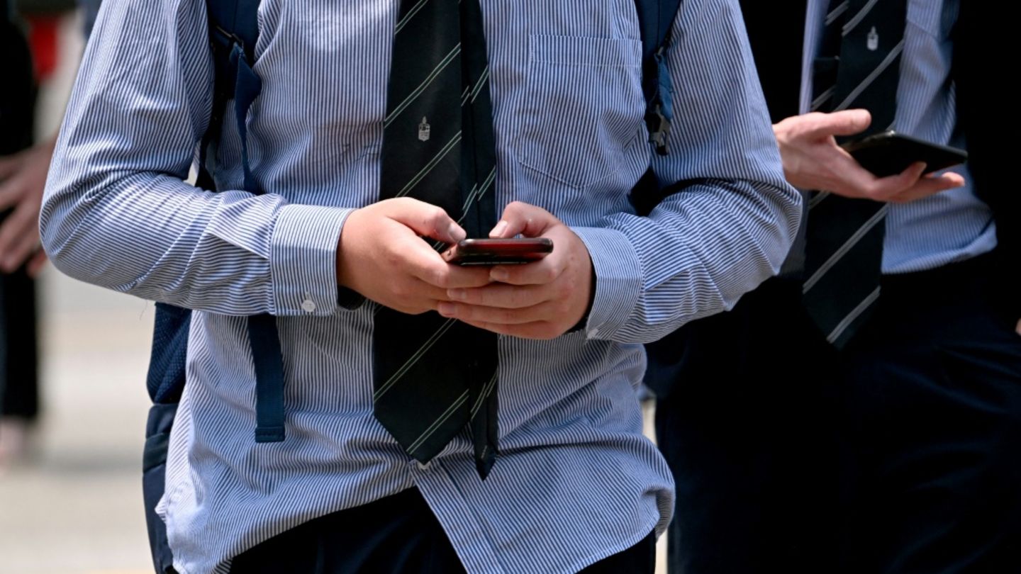 Schüler mit Smartphones