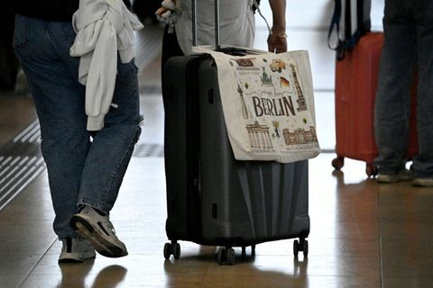 Reisende am Flughafen BER in Schönefeld
