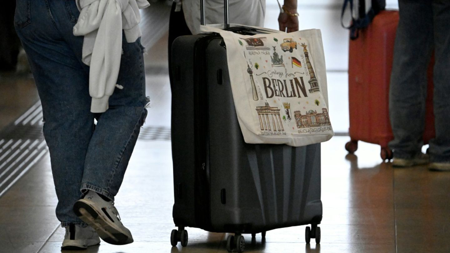 Reisende am Flughafen BER in Schönefeld