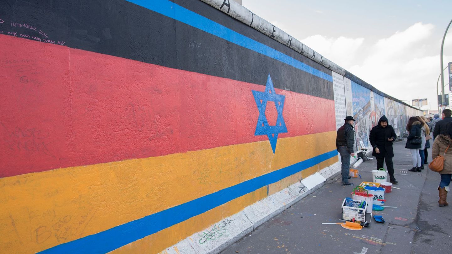 Das Kunstwerk "Vaterland" an der East Side Gallery wurde erneut beschmiert. (Archivbild) Foto: picture alliance / dpa