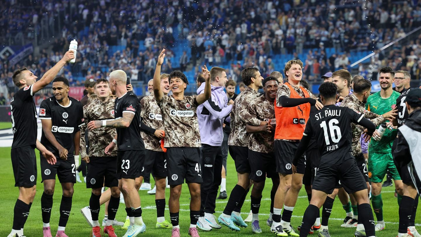 Das Hinspiel hatte der FC St. Pauli mit 2:0 gegen den HSV gewonnen. Foto: Christian Charisius/dpa