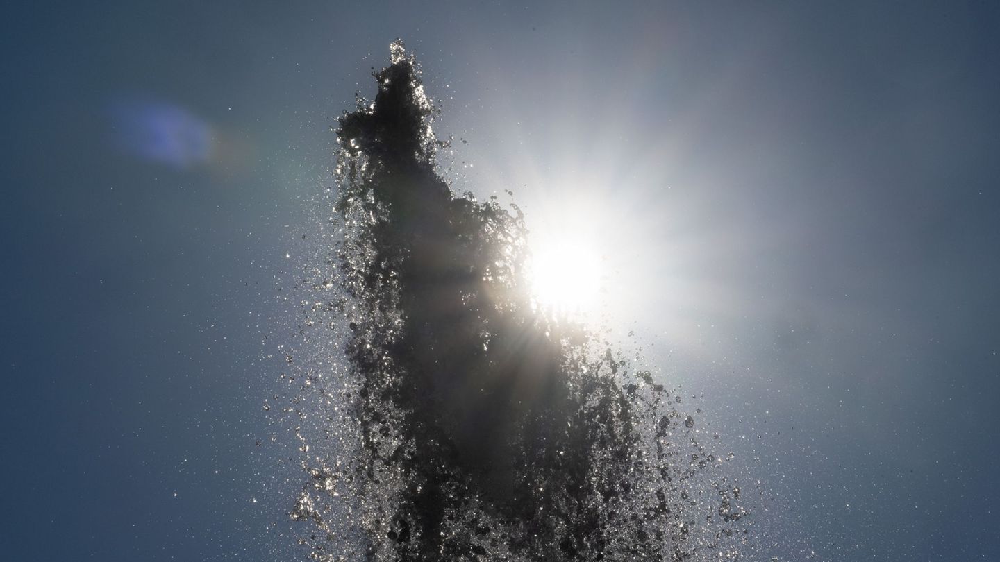 Die Ableitung des Wassers verhinderte eine Überflutung der kleinen Ortschaft. (Symbolbild) Foto: Boris Roessler/dpa