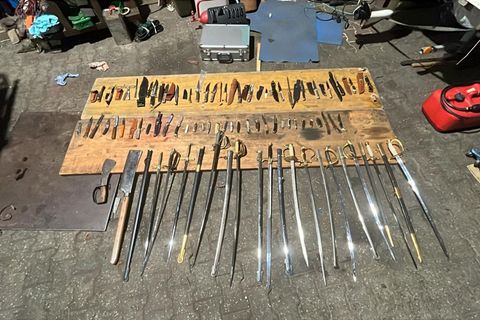 Viele Stichwaffen wurden gefunden. Foto: Polizei Wuppertal/dpa