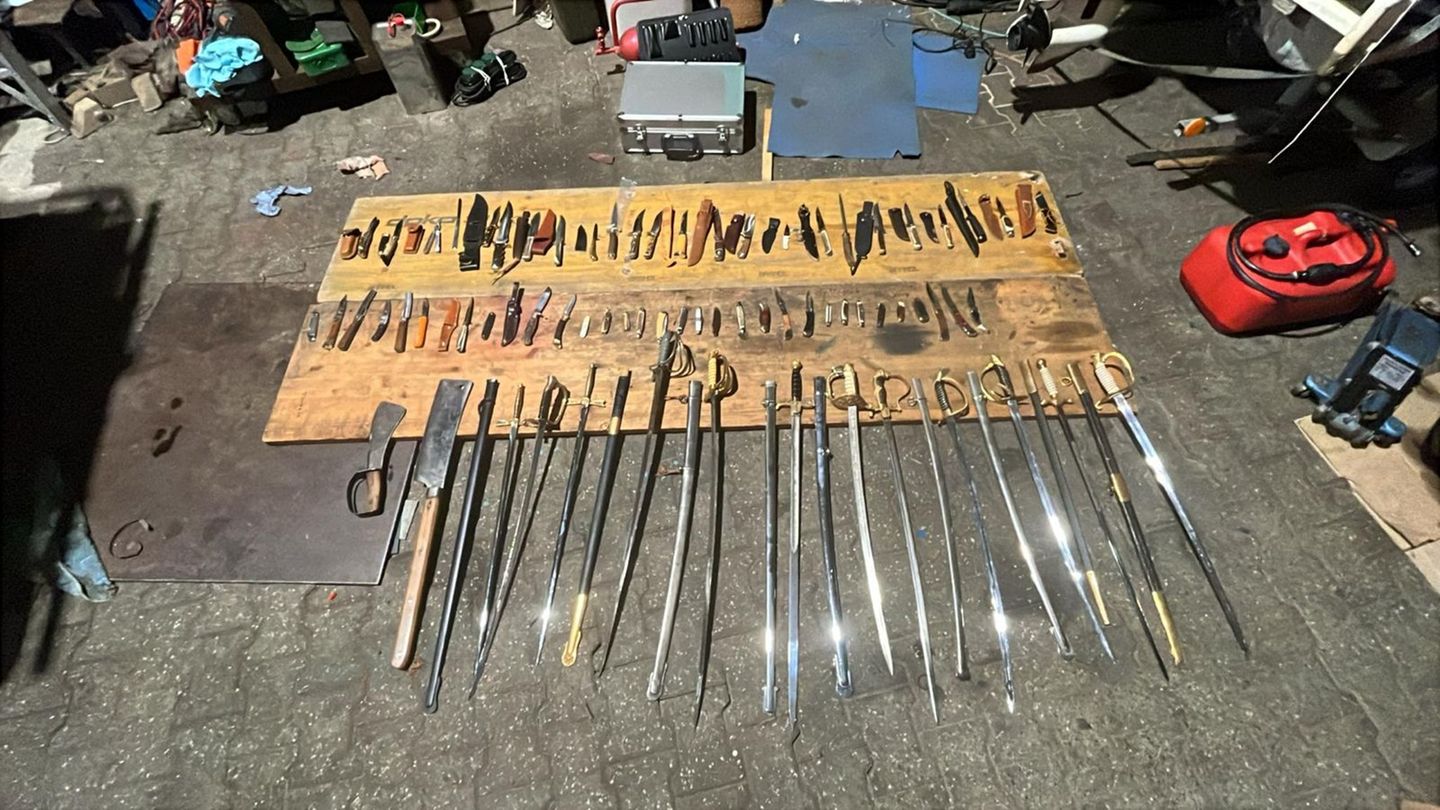 Viele Stichwaffen wurden gefunden. Foto: Polizei Wuppertal/dpa