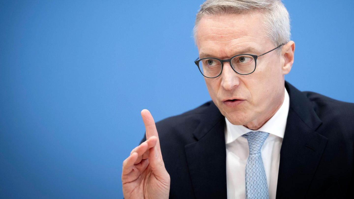 Karsten Wildberger mit erhobenem Zeigefinger