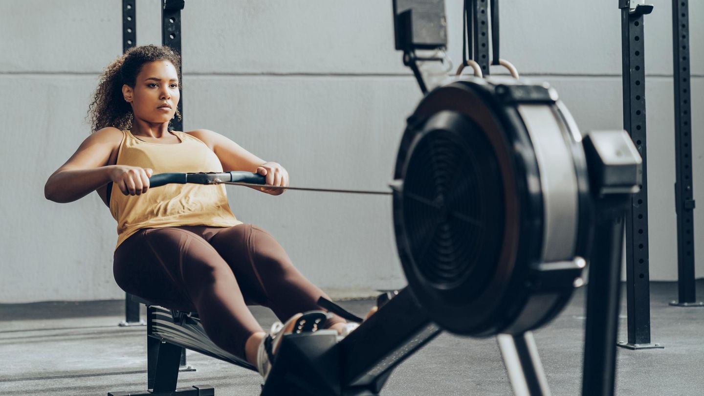 Eine Frau trainiert am Rudergerät