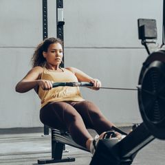 Eine Frau trainiert am Rudergerät