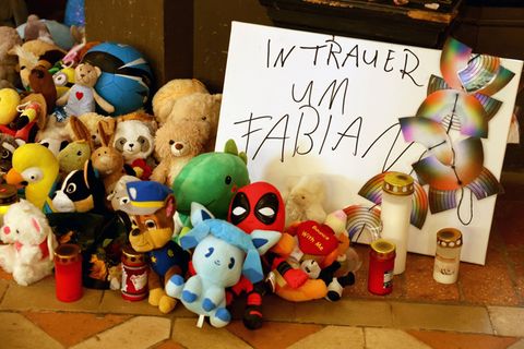 Kuscheltiere und Kerzen zum Gedenken an Fabian. Foto: Bernd Wüstneck/dpa