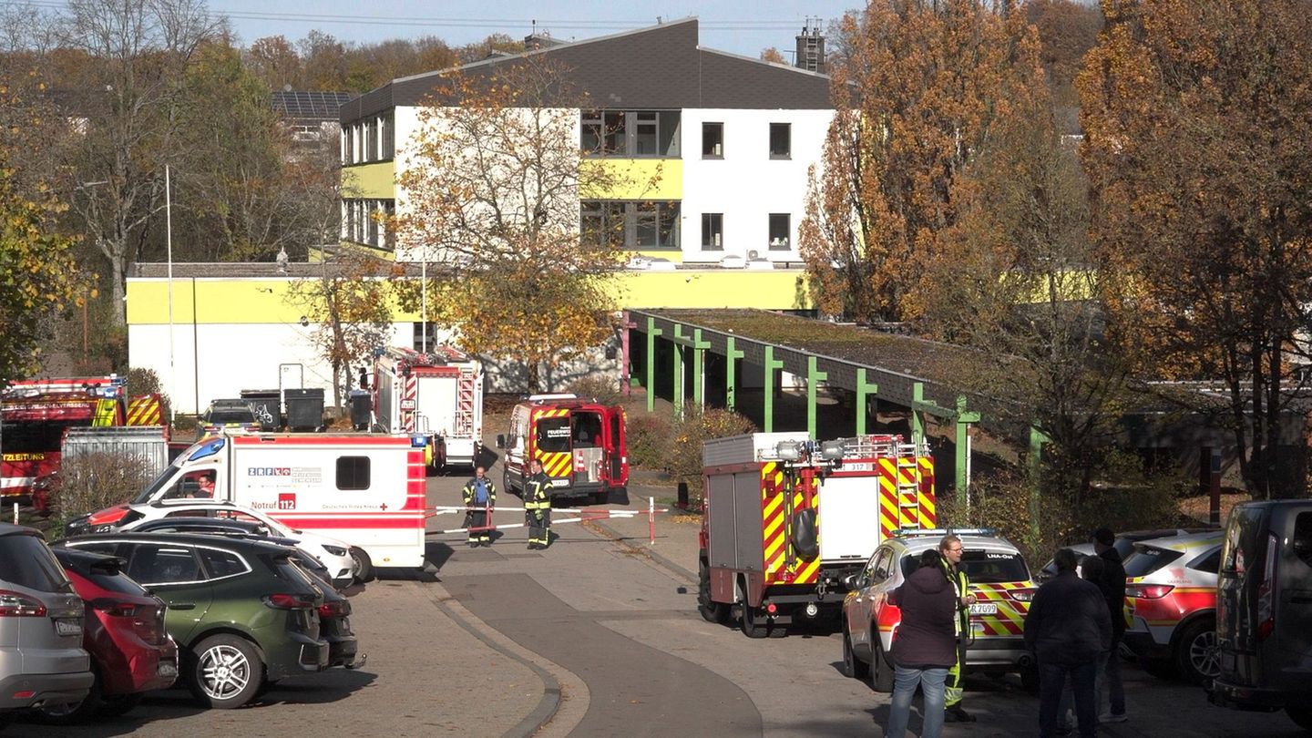 Feuerwehr und Krankenwagen stehen vor einer Schule, in der 32 Menschen mutmaßlich durch Reizgas verletzt wurden. Sie wurden von