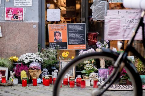 Auch Monate nach den tödlichen Schüssen hinterlassen Menschen am Tatort Blumen, Kerzen und Nachrichten im Gedenken an Lorenz. Fo