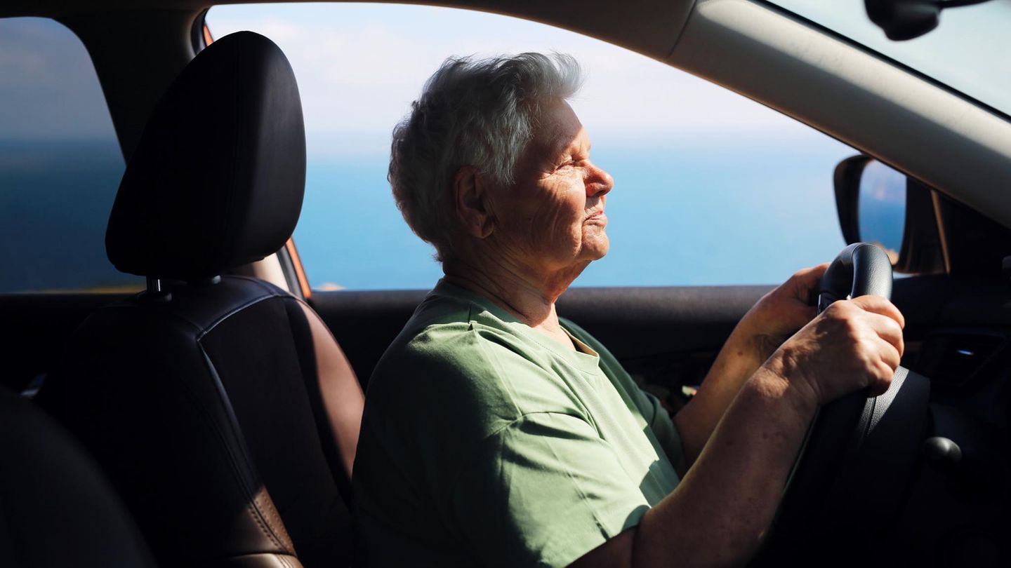 Eine ältere Frau fährt Auto (Symbolbild Führerscheinentzug im Alter)