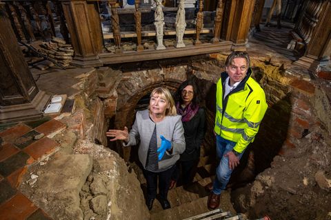 In einer Gruft in der Stadtkirche von Jever vermuten die Leiterin des Schlossmuseums Jever, Antje Sander (links), die Referatsle