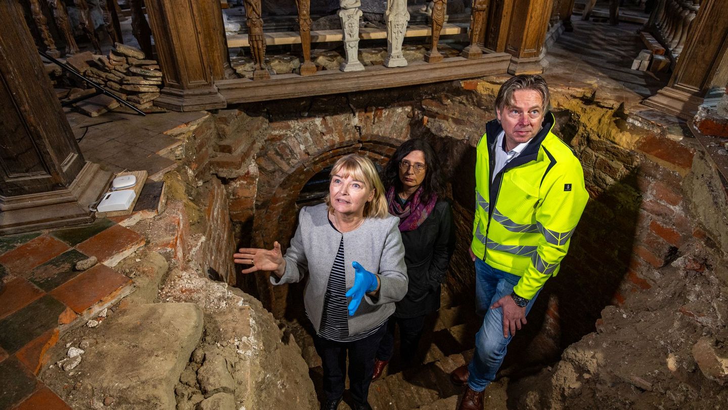In einer Gruft in der Stadtkirche von Jever vermuten die Leiterin des Schlossmuseums Jever, Antje Sander (links), die Referatsle