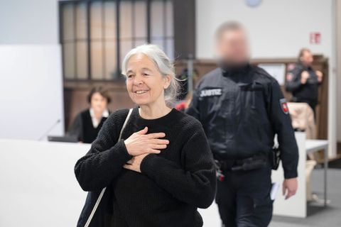 Daniela Klette zeigt sich gerührt von Soldaritätsbekundungen. Foto: Sina Schuldt/dpa